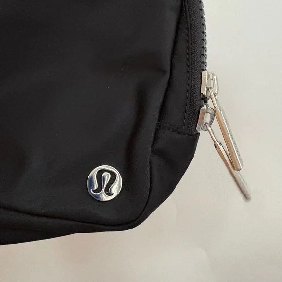 New Lululemon Everywhere Cross Body Bag in Black - Picture 3 of 5